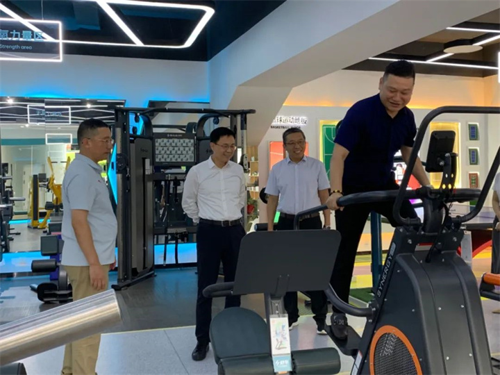 济南市体育局局长董怀敏一行莅临必一运动参观指导